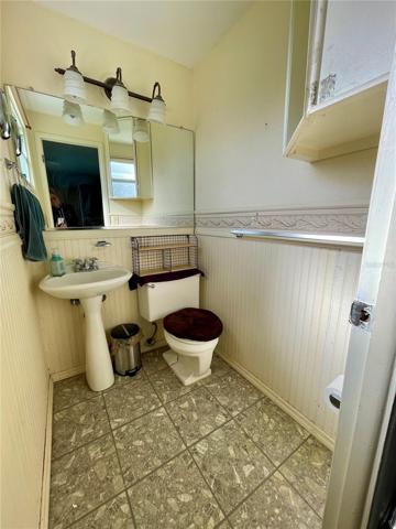 1/2 bath in Primary bedroom