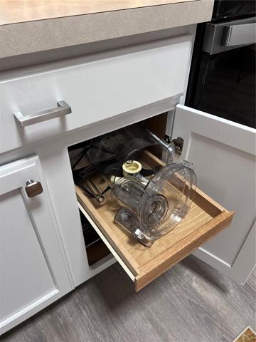 Pull-out draws in ALL kitchen base cabinets!