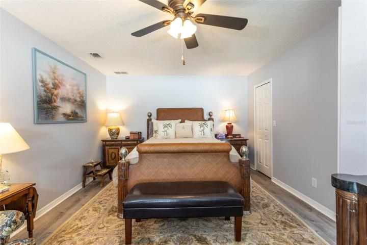 Main bedroom with walkin closet!