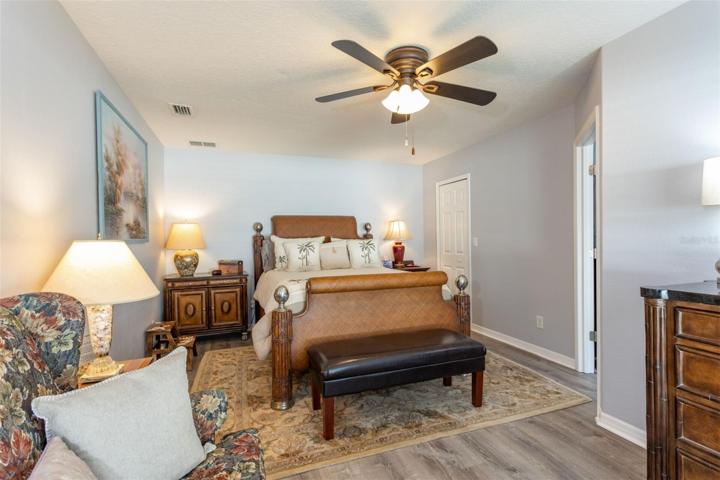 Main bedroom with walkin closet!