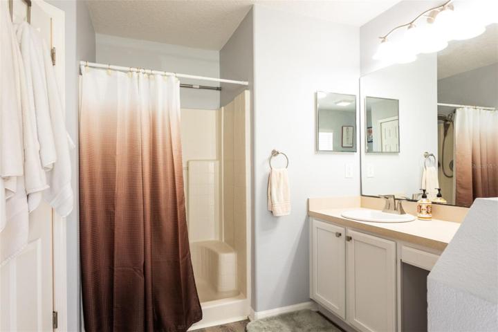 Main bathroom is spacious!!