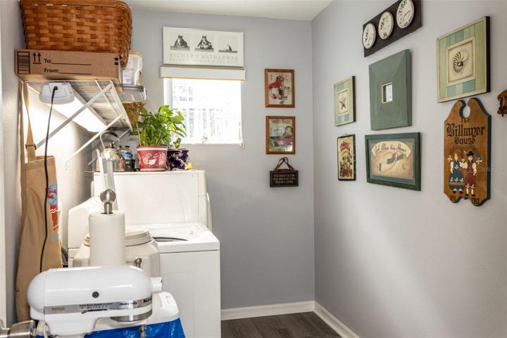 Laundry room, W/D do convey!