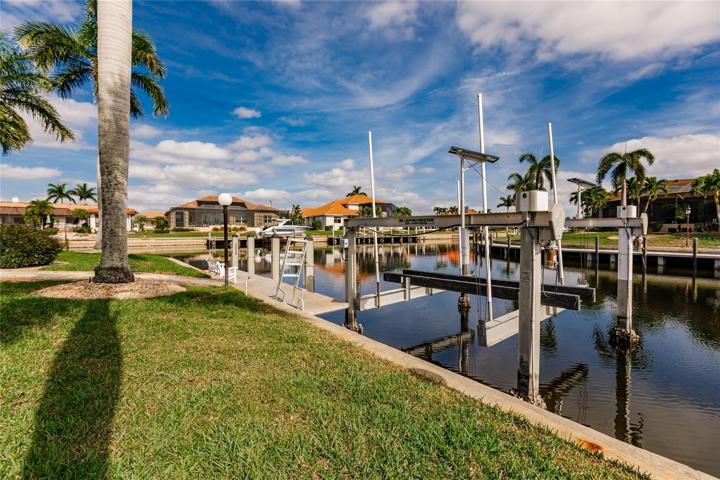 BOAT LIFT & DOCK