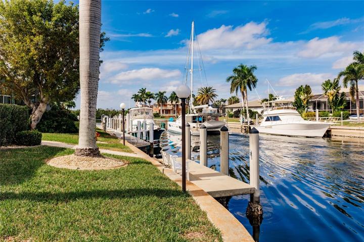 BOAT LIFT & DOCK