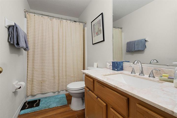 2nd Bathroom/tub