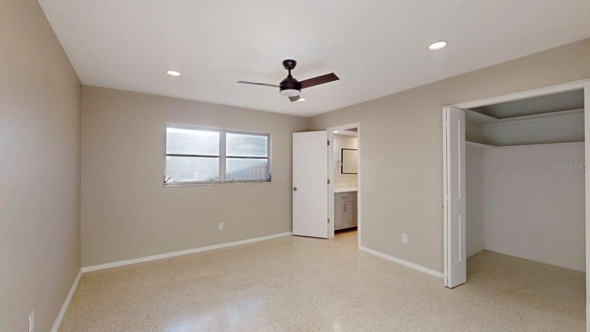 2nd bedroom w/ en suite bathroom