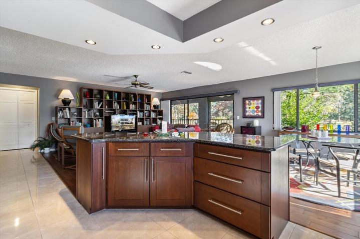 Island w/ Breakfast Bar