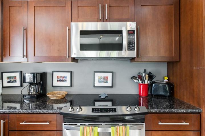 Shaker Cabinets w/ European Long Bar Pulls & Granite Countertops