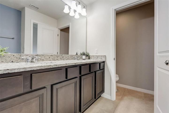 Primary en-suite bath with water closet