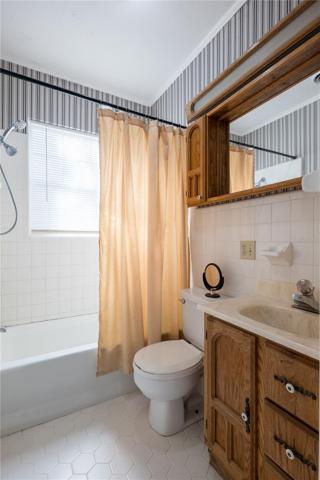 Upstairs master bedroom en-suite full bathroom with tub/shower combo