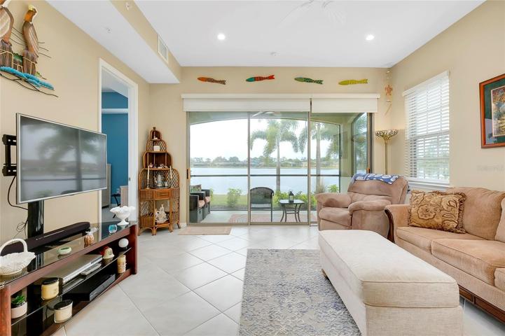 Living Room with full view of Pont