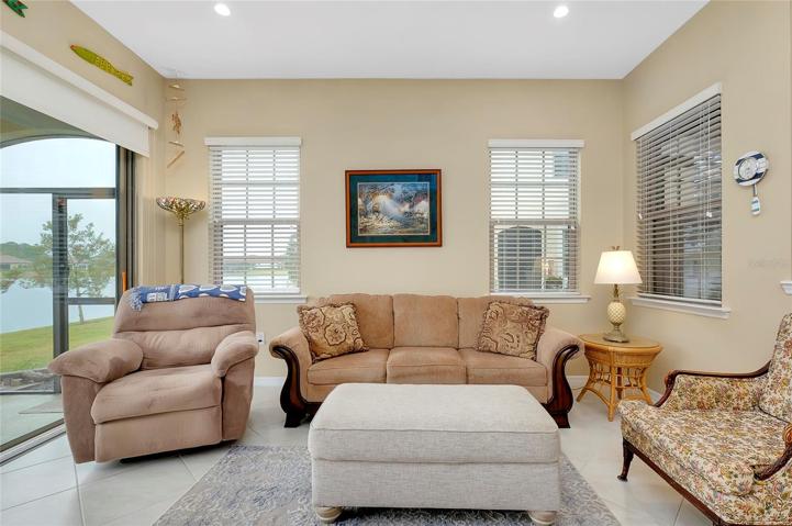 Living Room with full view of Pont
