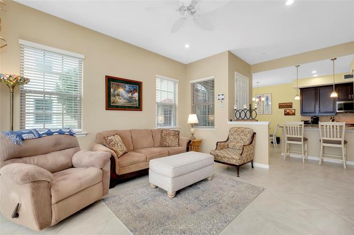 Living Room with full view of Pont