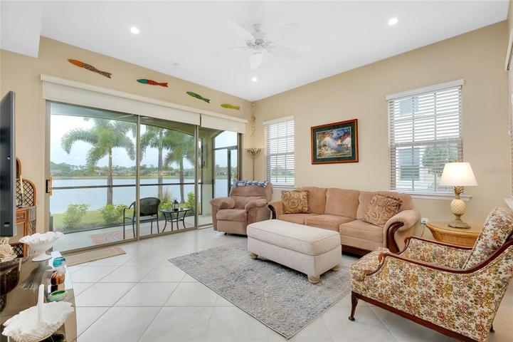 Living Room with full view of Pont