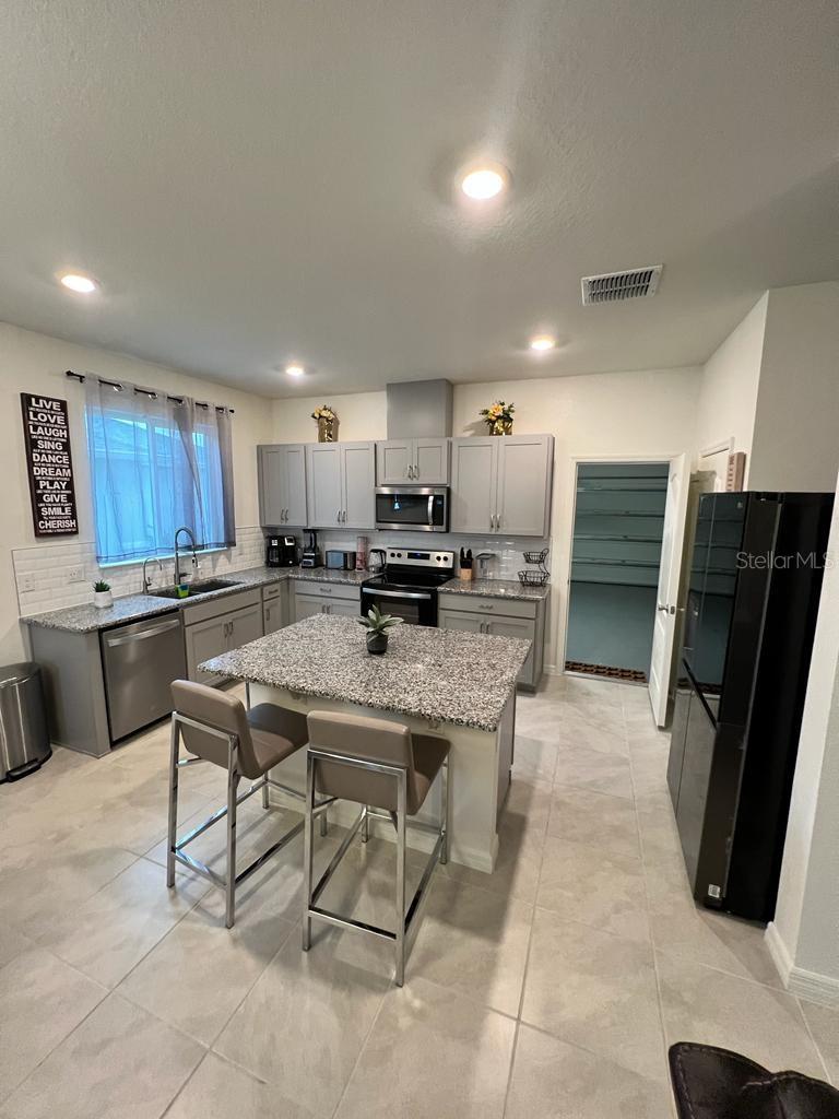 KITCHEN ISLAND WITH SEATING