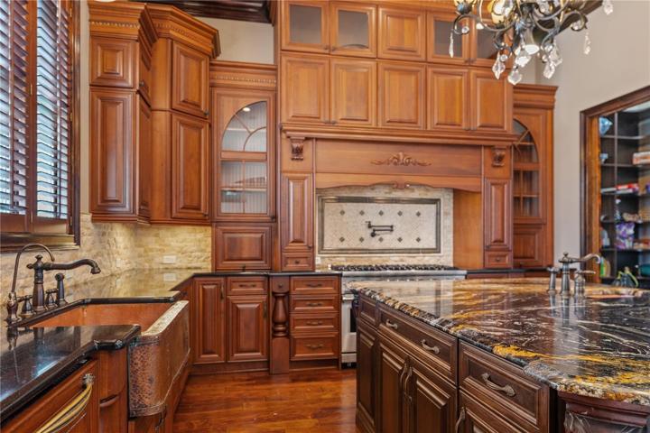 Kitchen w/ copper farmhouse sink