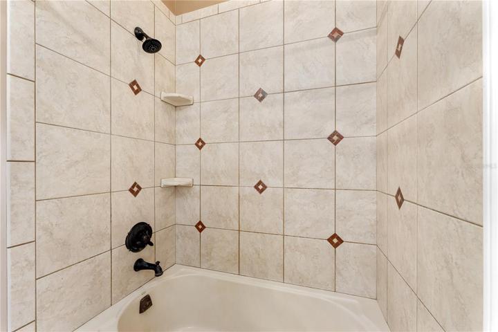 bedroom #2 & bedroom #3 jack-n-jill en suite bathroom