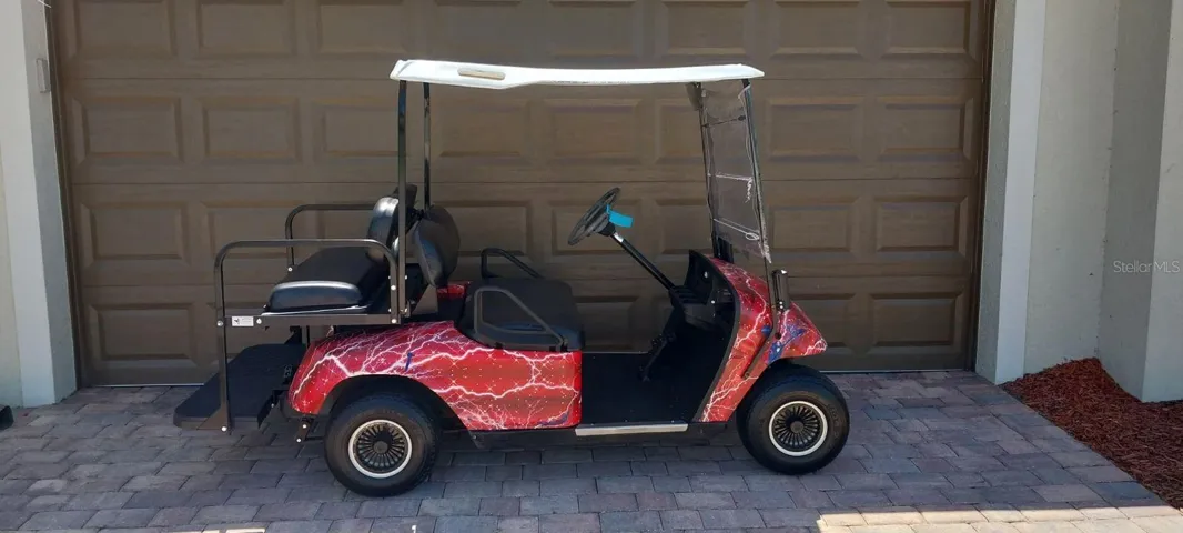 Registered golf carts are welcome in Gran Paradiso. Perfect was to enjoy the clubhouse and local shops at Wellen Park.