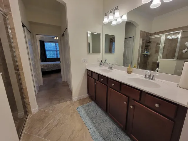 Double sink vanity in main bathroom ensuite