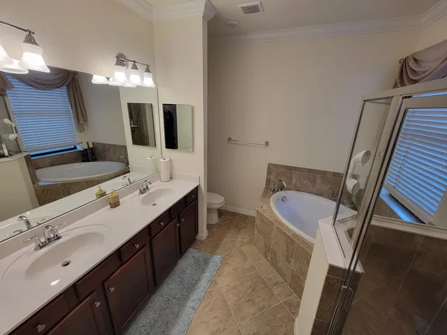 Main ensuite Bathroom