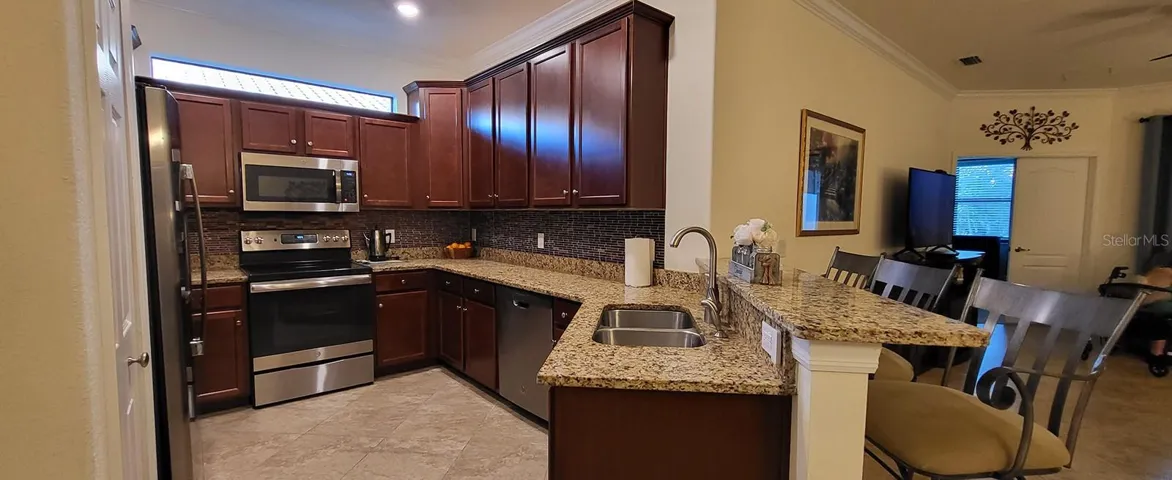 Kitchen with tile backsplash
