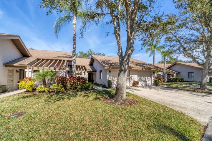Located in the quiet area of Kingsmere, this villa offers the convenience of ground floor living and a one car garage.