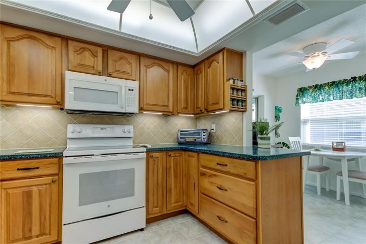 Enjoy a Peninsula Style Breakfast Bar.. PLUS a Comfortable Eat In Space!