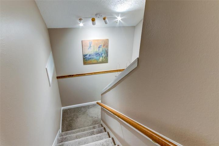 Easy to Navigate Split Stairwell!
