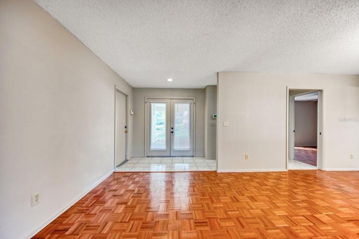 Double entry doors, tile foyer & wood parquet flooring in excellent condition~