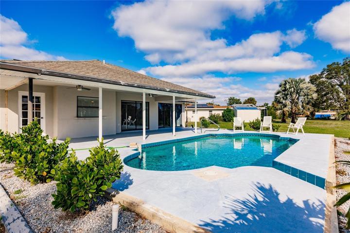 POOL & LANAI