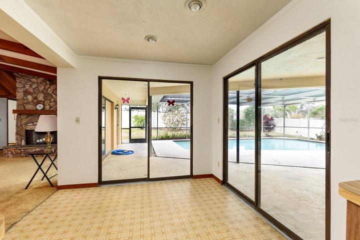 Breakfast Nook with double access to Lanai