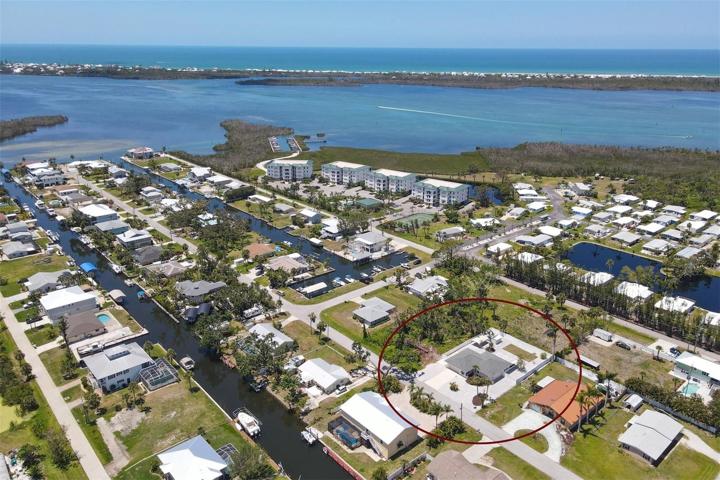 Home is located close to intercoastal waters and 5 minutes to Stump Pass with no bridges.