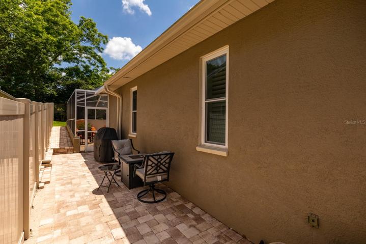 Side yard - barbecue decck