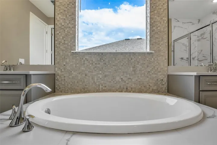 bath tub in primary