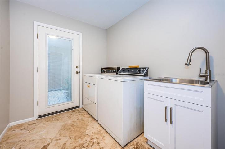 Oversized laundry, potential butlers pantry/kitchenette