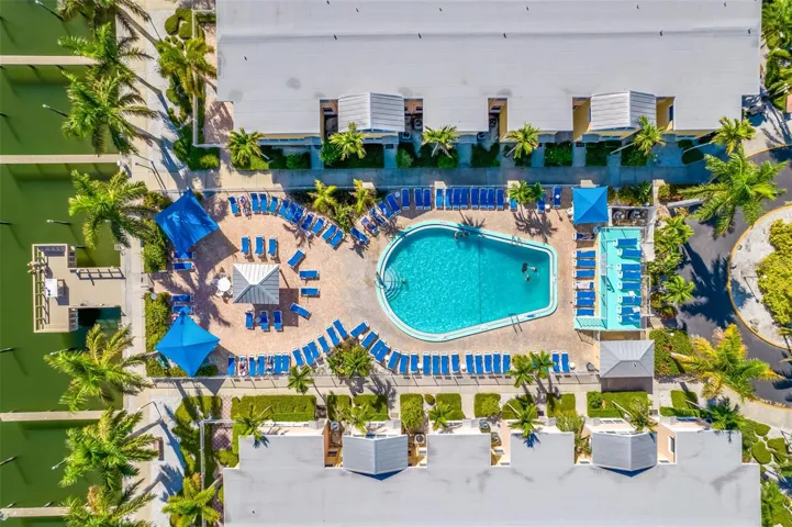 Resort Style Pool, Sundeck