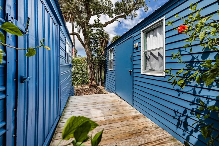 Storage containers