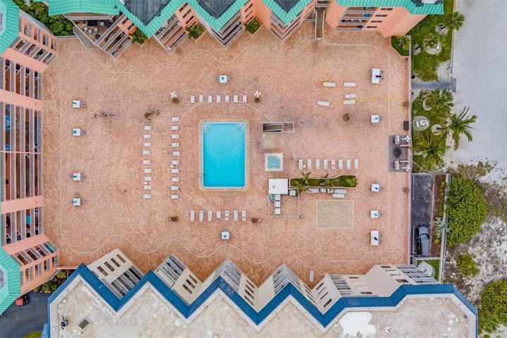 LARGE HEATED POOL, 88 DEGREES IN WINTER