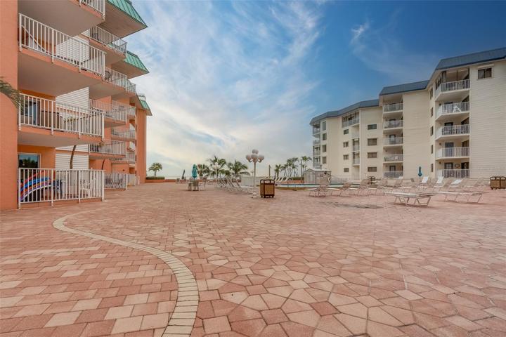 HUGE POOL DECK