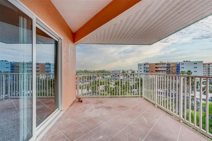 LARGE BALCONY ON TOP FLOOR-5TH