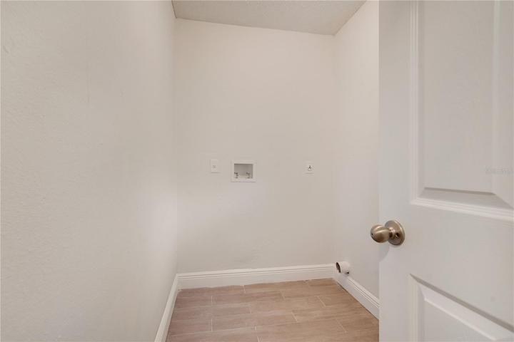 INTERIOR LAUNDRY ROOM