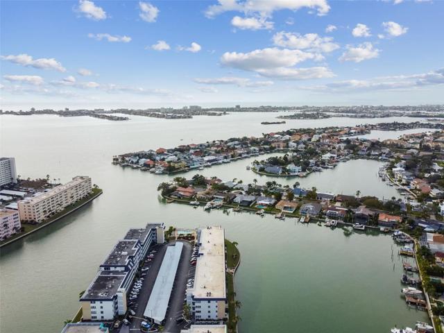 The cul de sac surrounded by beautiful bayfront