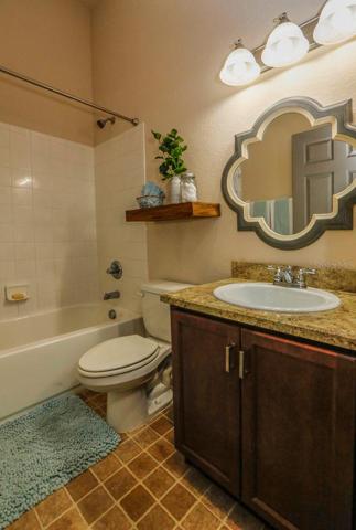 hall bath w/tub