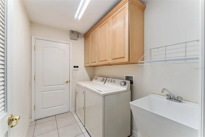 INTERIOR LAUNDRY