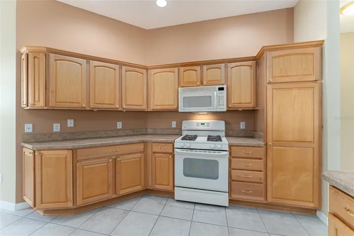 KITCHEN w/ GAS STOVE