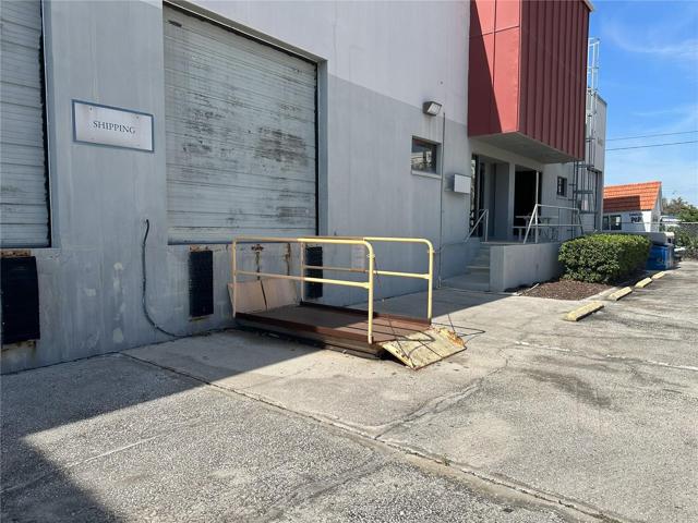 8408 Loading Dock with Lift