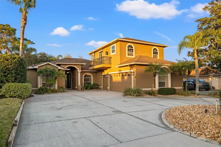 Extra large driveway to fit guests, boats, rvs
