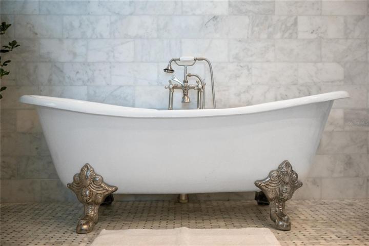 great soaking tub,,,,