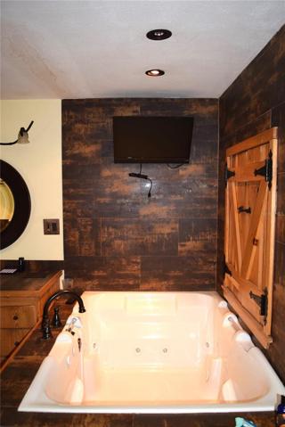 Primary ensuite jetted garden tub