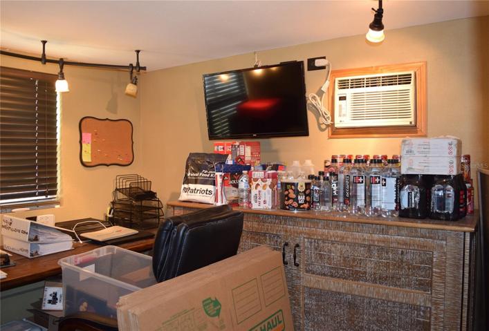Office/guest room....storage because packing